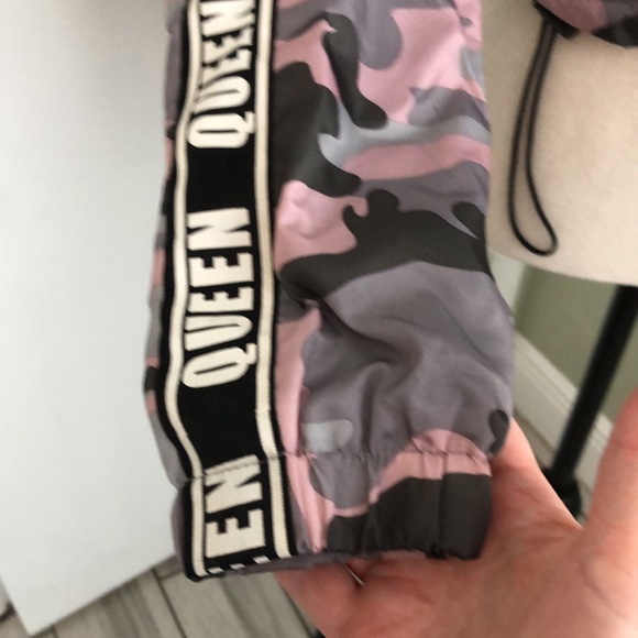 NEW LOOK Women’s Grey/ Pink Cropped Camo Windbreaker Jacket | M - Picture 6 of 15